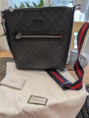 💯 AUTHENTIC Gucci Unisex Black GG Supreme Messenger Bag with Navy & Red Strap ♥